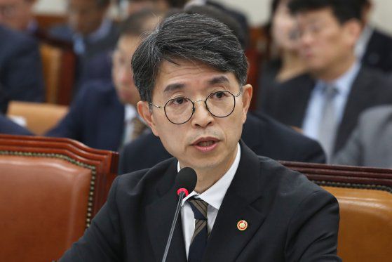 김완섭 환경부장관이 24일 오전 서울 여의도 국회에서 열린 환경노동위원회의 환경부, 기상청에 대한 종합 국정감사에서 의원 질의에 답하고 있다. 뉴스1