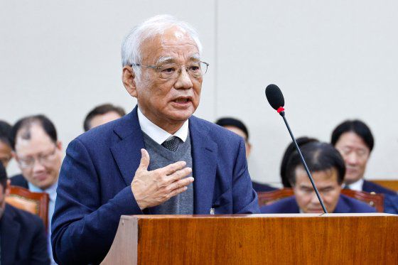 장형진 영풍 고문이 24일 오후 서울 여의도 국회 환경노동위원회에서 열린 환경부·기상청 종합 국정감사에 출석해 의원 질의에 답하고 있다. 뉴스1