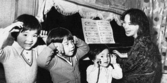 탤런트 김수미씨가 아들과 아들의 친구들과 함께 여가를 즐기고 있다. 김수미씨는 배우자 정창규씨와 사이에 1남1녀를 두고 있다. 중앙포토