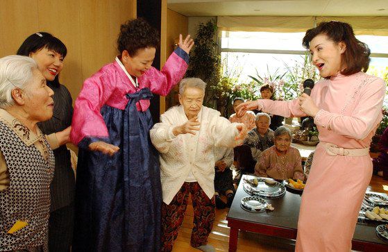 2003년 탤런트인 김수미씨 방배동 자택에서 열린 양로원 할머니들 점심대접 행사. 인근에서 살고 있는 가수 김세레나 씨가 노래를 부르고 있다. 신인섭 기자