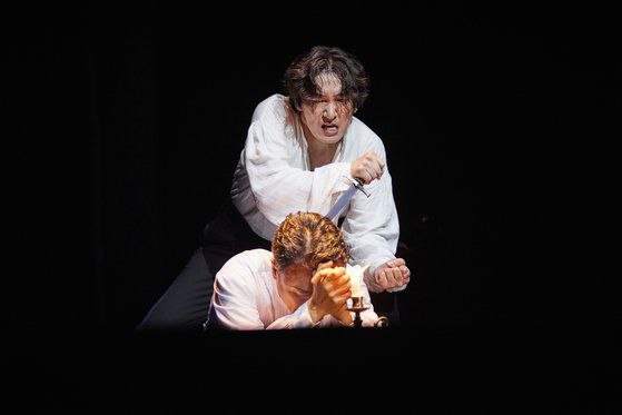 연극 '햄릿'(연출 신유청)에서 기도 중인 아버지의 원수 숙부에게 다가가는 햄릿은 비슷한 의상 때문에 숙부와 겹쳐져 보이기도 한다. 사진 예술의전당