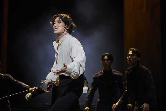 첫 연극 '햄릿'에서 조승우는 광기부터 어수룩한 익살까지 천의 얼굴을 오간다. 사진 예술의전당