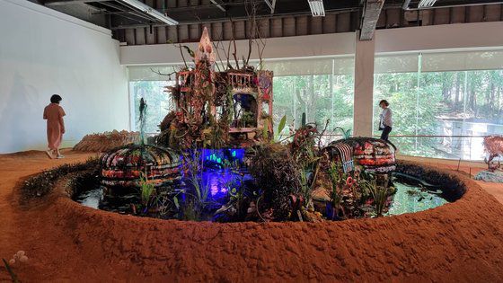 맥스 후퍼 슈나이더, 지구오염과 생태계 붕괴를 표현한 작품, 2024년 광주비엔날레 출품작. [사진 이준]