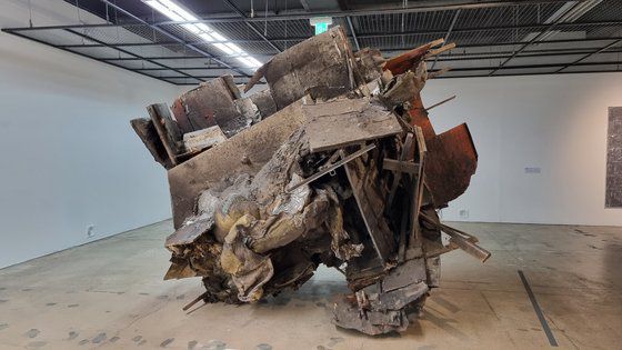피터 부겐후트, 각종 폐기물을 이용한 조각 설치작품, 2024년 광주 비엔날레 출품작. [사진 이준]