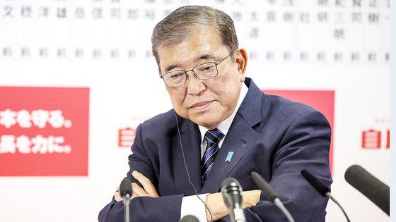 지난 27일 일본에서 치러진 중의원 선거 개표결과를 듣고 있는 이시바 시게루 일본 총리. 로이터=연합뉴스