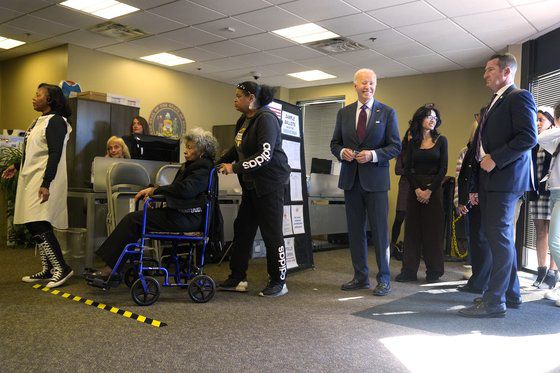 바이든 대통령이 사전투표소 안에서 대기 중이다. AP=연합뉴스