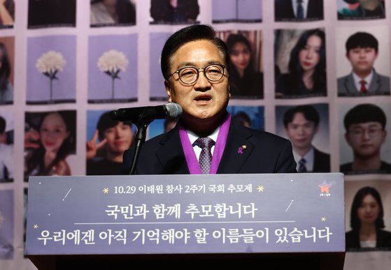이태원참사 2주기인 29일 오후 6시 이태원역 1번 출구 앞 기억과 안전의 길. 한 시민이 ‘혹여나 언제 어디서 새 생명으로 시작했다면, 처연한 국화 대신 축복과 환희와 축하의 나날이 이어지길. 늘 평온하길 바랍니다’는 글이 적힌 꽃다발 앞에 앉아 눈물을 흘렸다. 박종서 기자