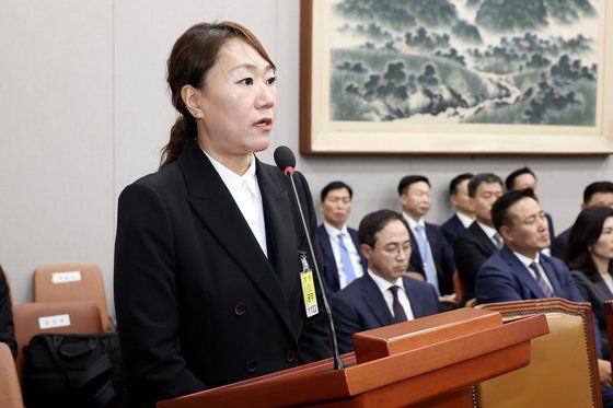 1일 국회에서 열린 운영위원회 대통령실 국정감사에서 여당위원들이 박찬대 국회운영의원회 위원장에게 항의하고 있다. 전민규 기자