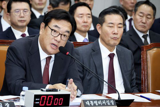 윤석열 대통령 배우자 김건희 여사의 공천개입 의혹을 제기한 강혜경 씨가 1일 오후 서울 여의도 국회 운영위원회에서 열린 대통령비서실?국가안보실?대통령 경호처 대상 종합 국정감사에 출석, 의원 질의에 답변하고 있다. 전민규 기자