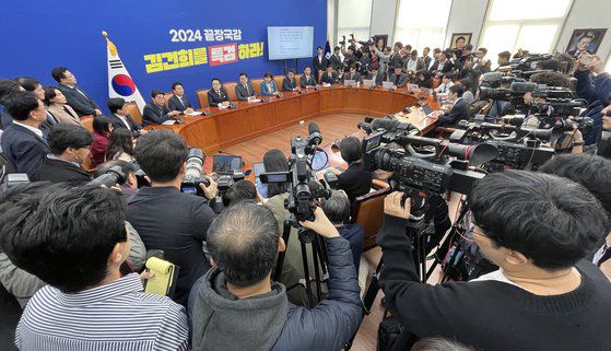 박찬대 더불어민주당 원내대표가 10월 31일 오전 서울 여의도 국회에서 열린 긴급 기자회견에서 김영선 전 국민의힘 의원 공천 관련 윤석열 대통령과 명태균 씨의 통화 녹취를 공개했다. 뉴시스