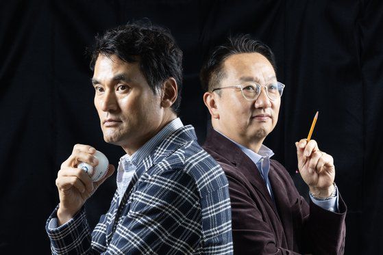 박찬호 대표(왼쪽)는 야구공을, 이태일 부사장은 연필을 잡았다. 박찬호의 고교 시절부터 인연을 맺은 두 사람은 야구선수, 야구기자와 구단 운영자 경험을 바탕으로 야구의 가치와 방향성에 대한 모색을 담은 책 『베터 앤 베터』를 썼다. 최기웅 기자