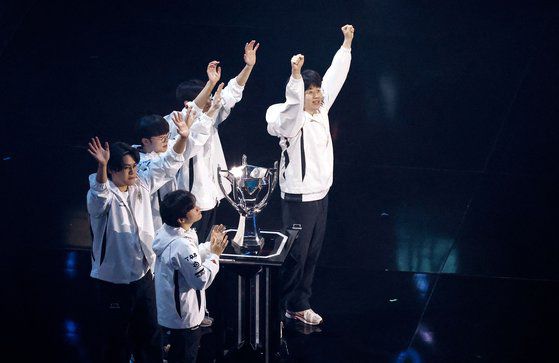 T1이 2일(현지시각) 영국 런던 O2 아레나에서 열린 롤드컵 결승전에서 LPL(중국) 1시드 비리비리 게이밍(BLG)을 상대로 세트 스코어 3대2로 꺾고 우승컵을 거머쥔 후 환호하는 팬들에게 손을 들어 답례하고 있다. AFP=연합뉴스