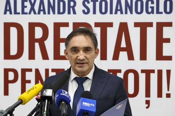 경쟁 후보인 사회주의당 소속 알렉산드르 스토야노글로 전 검찰총장이 3일(현지시간) 키시너우에서 결선 투표 이후 브리핑을 갖고 있다. 로이터=연합뉴스