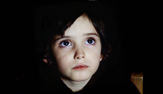 영화 '클로즈 유어 아이즈'(6일 개봉)에서 22년간 영화를 찍지 않은 주인공 미겔(사진)은 마지막 영화의 주연 배우이자 실종된 친구 훌리오를 찾기 위해 필름곽에 유폐했던 옛 촬영본을 돌아본다. 사진 엠앤엠인터내셔널