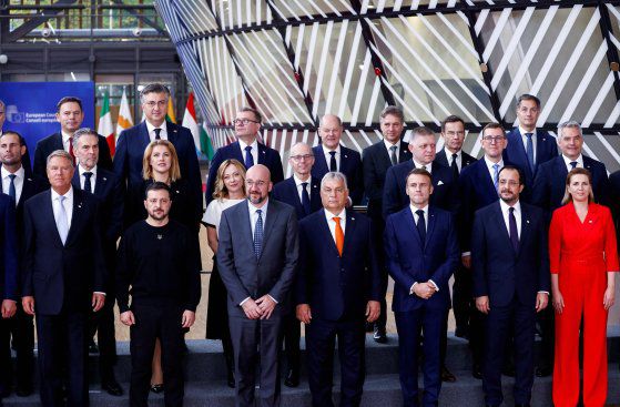 지난달 17일 벨기에 브뤼셀에서 열린 유럽연합 정상회담에서 정상들이 포즈를 취하고 있다. 로이터=연합뉴스
