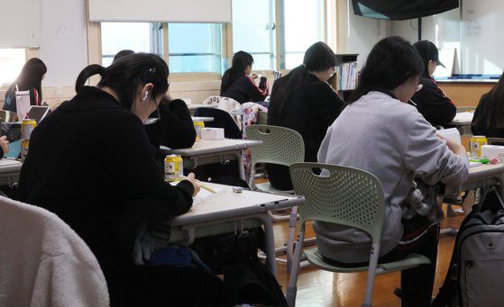 지난 4일 부산 금정구 한 고교에서 고3 수험생들이 자습하고 있다. 송봉근 기자