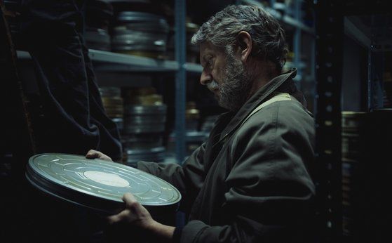 영화 촬영 도중 행방불명된 훌리오(사진)가 남긴 유일한 단서는 해변에서 발견된 그의 자동차와 신발 한 켤레뿐이다. 한국영화 '자백'으로 리메이크된 '인비저블 게스트'(2016), '사라진 밤' 원작 영화 더 바디'(2012) 조연으로 국내에도 소개된 배우 호세 코로나도가 훌리오 역할로 올해 고야상 남우조연상을 수상했다. 사진 엠앤엠인터내셔널