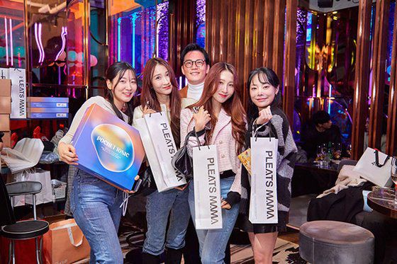 4일 열린 모꼬지 행사에 참여한 인플루언서들이 국내 브랜드의 제품을 체험해 보는 시간을 가졌다. (사진 출처 = 코모래비)