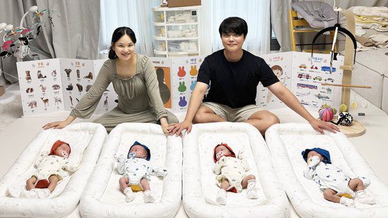 정재룡 LX하우시스 선임 부부와 네 쌍둥이. 사진 LX