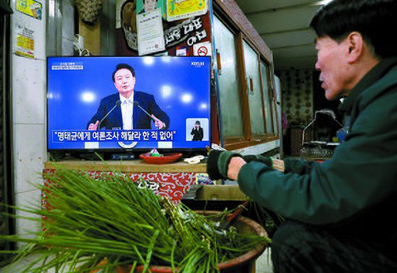 7일 오전 경남 창원 의창구 명서전통시장에서 한 상인이 윤석열 대통령의 대국민담화 및 기자회견을 시청하고 있다. 창원=뉴스1