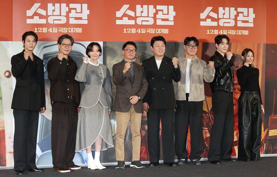 배우 주원(왼쪽부터), 유재명, 이유영, 곽경택 감독, 배우 김민재, 오대환, 이준혁, 장영남이 8일 오전 서울 CGV 용산아이파크몰점에서 열린 영화 '소방관' 제작보고회에서 포즈를 취하고 있다. 연합뉴스