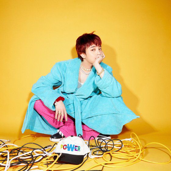 지드래곤은 '파워' 뮤직비디오에서 영화 '트루먼쇼'의 마지막 장면을 오마주했다. 파란 하늘에 흰 구름이 그려진 세트장을 탈출하는 모습. 사진 지드래곤 '파워' 뮤직비디오