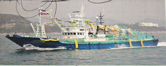 8일 제주 해상에서 27명이 탄 어선이 침몰해 특수구조단 등 잠수사 27명이 투입돼 수중 수색 작업에 돌입했다. 사진은 잠수사가 어선과 연결된 그물을 수색하고 있는 모습. 사진 제주해경