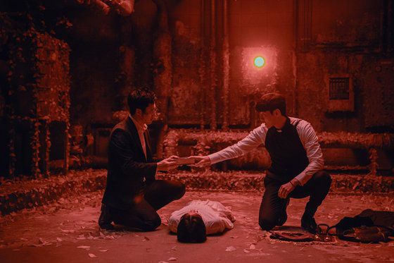 12일 오후 서울 용산구 CGV용산아이파크몰에서 열린 영화 '사흘' 언론시사회 및 기자간담회에서 감독과 배우들이 포즈를 취하고 있다. 왼쪽부터 배우 박신양, 현문섭 감독, 이레, 이민기. 연합뉴스