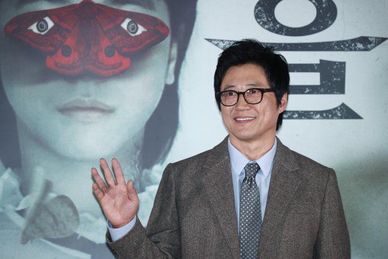 영화 '사흘'은 장례를 치르는 3일 동안 흉부 외과의사 승도(박신양)가 구마의식 도중 죽은 딸 소미(이레)의 심장에서 깨어나는 그것을 막기 위한 고군분투를 담은 오컬트 미스터리 영화다. 사진 쇼박스