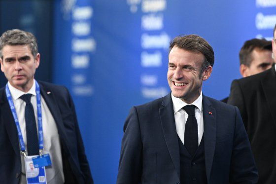 마크롱 대통령(오른쪽)이 7일(현지시간) 헝가리 부다페스트 푸스카스 아레나에서 열린 제5차 유럽정치공동체(EPC) 정상회의에 참석하고 있다. EPA=연합뉴스