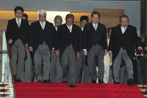 지난 11일 이시바 제2기 내각 출범과 함께 각료들이 기념사진 촬영을 위해 계단을 내려오고 있다.AP=연합뉴스