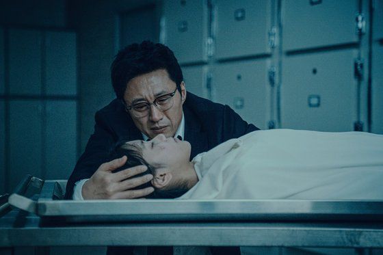 영화 '사흘' 촬영 중 박신양(왼쪽)은 시체 안치실 장면 촬영 중 시체 침대가 저절로 움직이는 기현상도 체험했다고 전했다. 사진은 구마사제 역의 이민기(오른쪽)와 함께 그가 딸(이레)의 구마 의식을 치르는 장면. 지하실을 나방들이 뒤덮은 모습이다. 사진 쇼박스