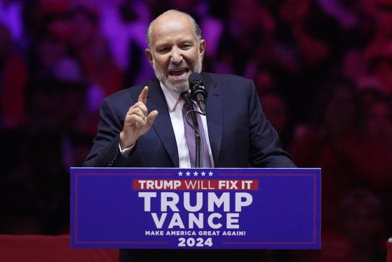 도널드 트럼프 미국 대통령 당선인의 정권 인수팀 공동위원장인 하워드 러트닉이 지난달 27일(현지시간) 뉴욕 매디슨 스퀘어 가든에서 열린 선거 유세에서 연설하고 있다. AP=연합뉴스