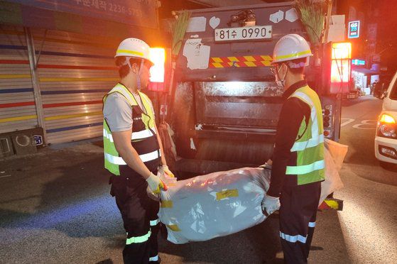 서울 중구 관계자들이 봉제원단을 재활용하기 위해 수거하고 있다. [사진 중구청]