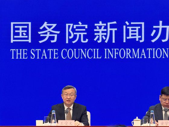 22일 중국 국무원신문판공실이 주최한 상무부·외교부·공업정보화부·인민은행·중국해관 공동 기자회견에서 왕서우원 상무부 부부장 겸 무역협상 특별대표가 발언하고 있다. 신경진 특파원