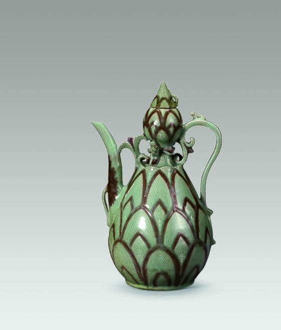 청자 양각·동화 연꽃무늬 조롱박모양 주자(국보). [사진 국립중앙박물관]