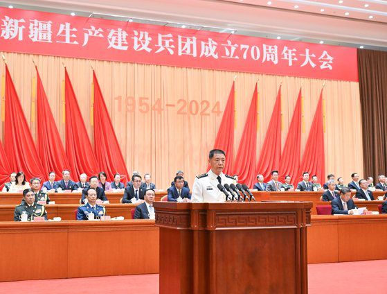 지난 10월 7일 우루무치에서 열린 신장건설병단 성립 70주년 기념식에서 먀오화 중국공산당 중앙군사위원회 정치공작부 주임이 중앙대표단 부단장 신분으로 당·국무원·중앙군위 축전을 낭독하고 있다. 신화사
