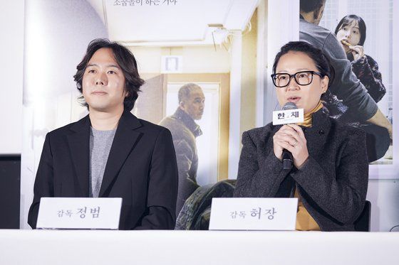 영화 ‘딜리버리’(20일 개봉)에서 금수저 우희(권소현, 왼쪽 두번째)는 딸이 철들길 바라는 아버지(명계남)의 유산 상속 조건에 맞춰 산부인과 의사인 남편 귀남(김영민, 맨왼쪽)과 짜고 임신한 척 위장한다. 백수 미자(권소현, 오른쪽 두번째) 달수(강태우, 맨오른쪽) 커플이 임신한 아기를 출산하면 자신의 아기로 바꿔치기하려는 속셈이다. 사진 마노엔터테인먼트