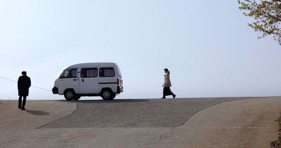 영화 '한 채' 공동 연출한 정범, 허장 감독과 주연 배우들이 지난 4일(월) CGV용산아이파크몰에서 진행된 언론 시사회 후 간담회에서 취재진과 질의응답을 가졌다. 사진 씨네소파