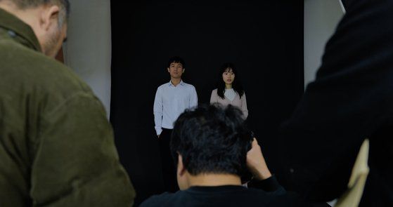 영화 '한 채'(20일 개봉)에서 아버지 문호(임후성)와 여관방, 비닐하우스를 전전하던 지적 장애 여성 고은(이수정, 오른쪽)은 불법 청약을 계기로 만난 도경(이도진, 왼쪽)의 택배일을 돕게 되면서 그의 택배차량, 반지하방을 마치 집처럼 여기게 된다. 사진 씨네소파