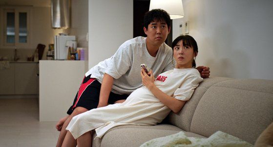 영화 '한 채'(20일 개봉)는 안정적인 삶을 꿈꾸며 가짜 가정이 된 두 가족이 서로를 통해 진짜 집을 지어가는 이야기를 담은 작품. 지적장애가 있는 30대 딸 고은(이수정)과 아버지 문호(임후성), 어린 딸을 둔 택배기사 도경(이도진), 두 가족이 아파트 불법 청약을 계기로 뒤얽히게 된다. 사진 씨네소파