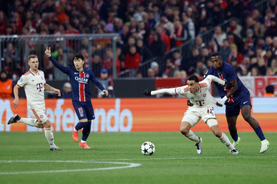 후반 교체 투입돼 그라운드를 누빈 파리생제르맹의 한국인 미드필더 이강인(왼쪽 두 번째). AFP=연합뉴스