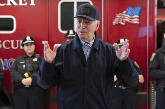 조 바이든 미국 대통령이 28일(현지시간) 추수감사절을 맞아 매사추세츠주 낸터킷 소방서를 격려 방문한 자리에서 취재진 질문에 답하고 있다. AP=연합뉴스