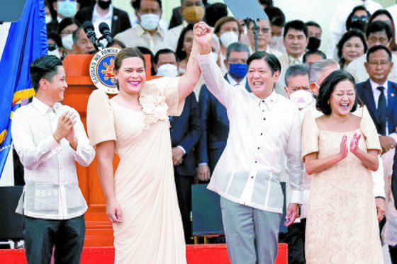 2022년 6월 취임식에서 함께 손을 들어올리고 있는 페르디난도 마르코스 주니어 필리핀 대통령(오른쪽)과 세라 두테르테 부통령. AP=연합뉴스