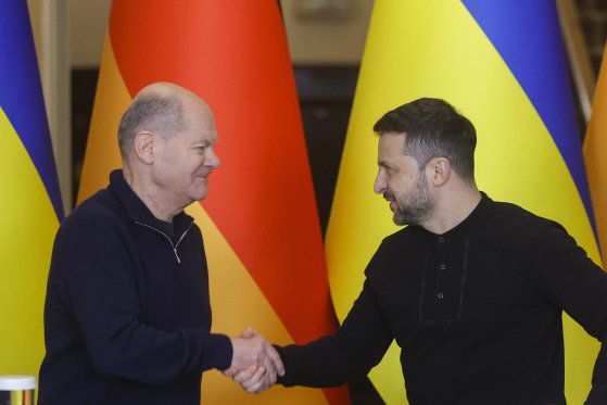 2일(현지시간) 볼로디미르 젤렌스키 우크라이나 대통령(오른쪽)과 올라프 숄츠 독일 총리(왼쪽)가 우크라이나 키이우에서 회담 후 기자회견에서 악수하고 있다. EPA=연합뉴스