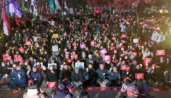 4일 오후 서울 여의도 국회에서 열린 '윤석열 대통령 사퇴촉구 탄핵추진 범국민 촛불문화제에 참석한 시민들이 행진을 하고 있다. 연합뉴스