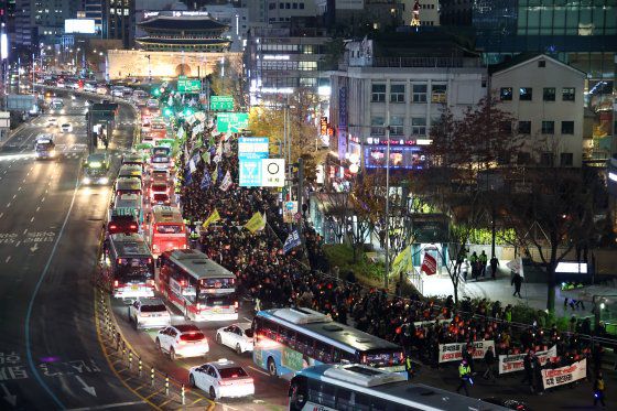 시민사회단체 관계자들과 일반 시민들이 4일 오후 서울 종로구 동화면세점 앞에서 윤석열 대통령의 퇴진을 촉구하는 촛불집회를 하고 있다. 뉴스1