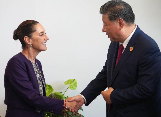 지난달 18일 G20 정상회의에서 셰인바움이 시진핑 중국 국가주석(오른쪽)과 악수하고 있다. AFP=연합뉴스