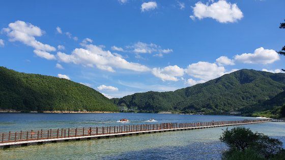 경북 성주군 선비산수길과 성주호 모습. 사진 성주군