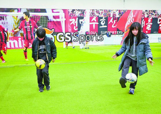 경기 전 선수들이 몸을 풀 수 있게 만들어 놓은 워밍업실에서 비치된 공으로 선수처럼 드리블을 해봤다.
